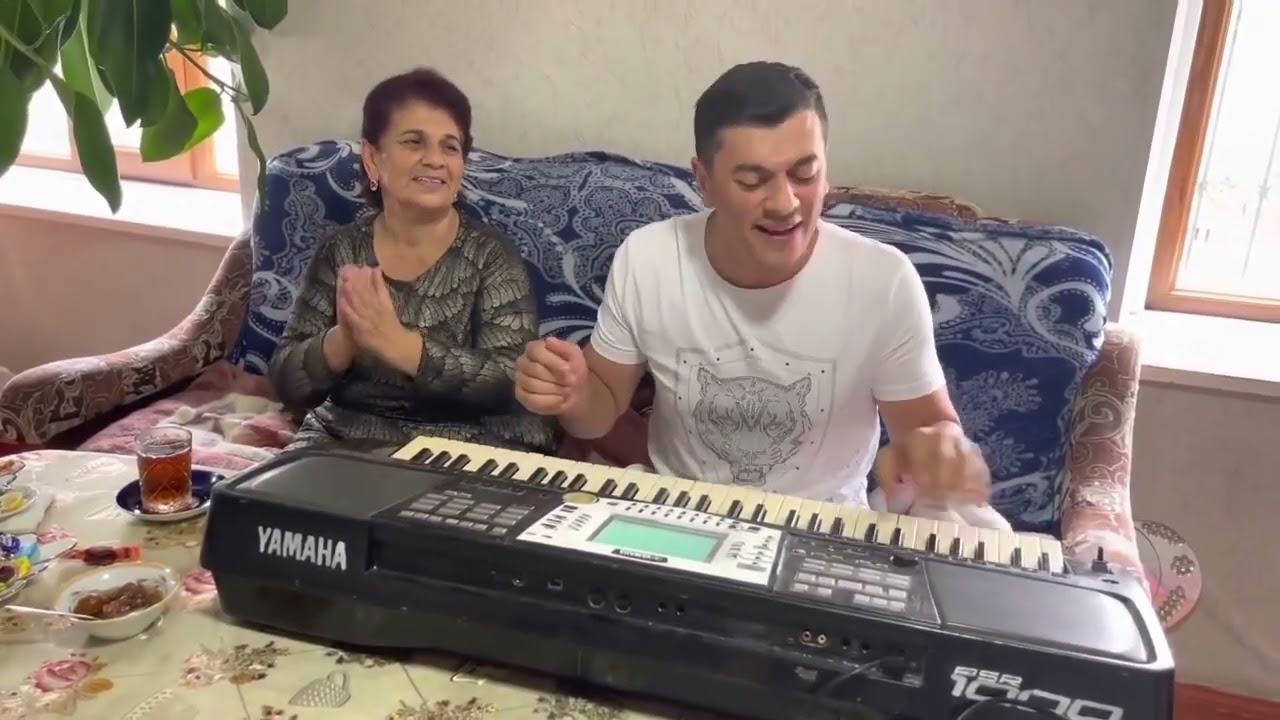 Mehebbet yalan deyil - Sakit Samedov дома мама. Canli ifa смотреть онлайн