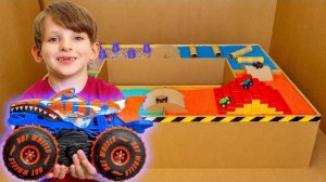 Гонка монстр-траков Hot Wheels в картонном лабиринте с Алексом