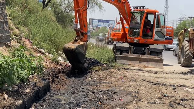 Excavator Cleaning A Trench In The Road Side смотреть онлайн