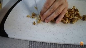Салат с курицей, маслинами и грецкими орехами