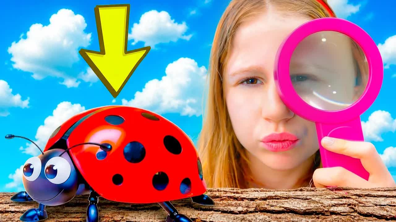 Настя и её друзья ловят насекомых дома