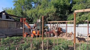 Нестандартная работа палетными вилами на самодельном мини погрузчике.
