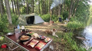 Поймал — и сразу приготовил! Рыбалка с палаткой, собакой и дровяной печью.