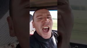 Отжигает и рассказывает свою ассоциацию по этой музыке!)