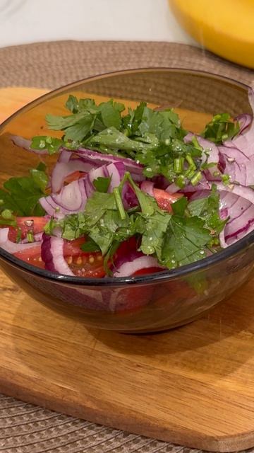 Свежий… пикантный… пронзительно вкусный… Салатик с томатами #салат #лето #вкуснятика #закуски #food