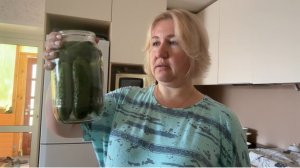 Делаю малосольные огурцы. А может ещё засолить огурцы? Уборка в доме.