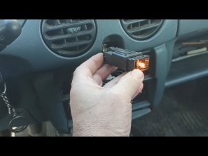 Не работают поворотники и аварийка на Рено.