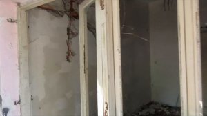 Заброшенный югославский парк отдыха рядом с пляжем Каменово в Черногории