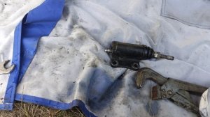 Замена шланга рабочего цилиндра УАЗ Буханка (пропал выжим сцепления, одна из причин).