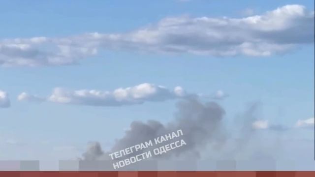В Одессе был прилёт по объекту ВСУ, после которого начался сильный пожар. смотреть онлайн