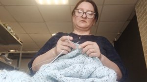 Влог 26. Обо всем понемногу. Вышиваю, вяжу, гуляю, работаю.