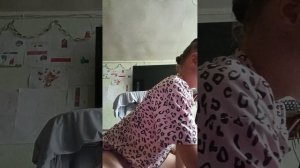 Мы с братом показываем его школьные предметы