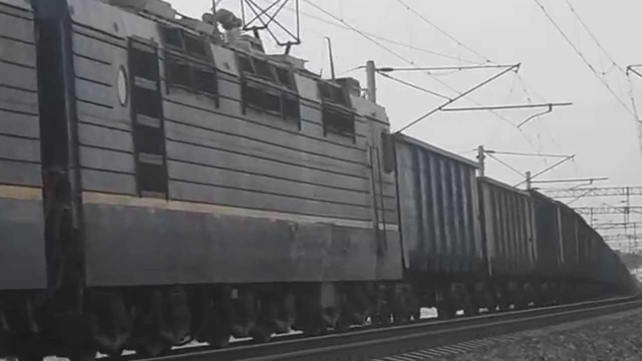 Электровоз ВЛ85-269 и ВЛ85-068 со спаренным поездом и встречный ВЛ85-1282 с грузовым. смотреть онлайн