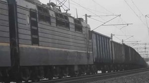 Электровоз ВЛ85-269 и ВЛ85-068 со спаренным поездом и встречный ВЛ85-1282 с грузовым.