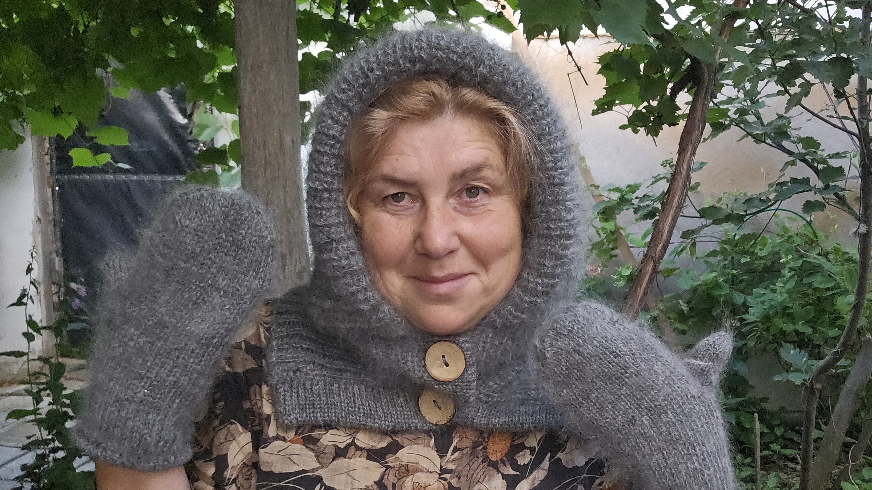 Связала пуховую шапку, сыновья спилили дерево, ливень смотреть онлайн