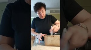 Надо ускоряться 😁 Отправила тесто в форму 🍞