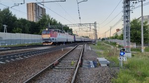 Вечером! Электровоз ЧС7-250 с фирменным пассажирским поездом «Сож»  Москва - Гомель.