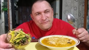 Мукбанг/обжорыч/Лапша с консервной и салат со свиным языком/