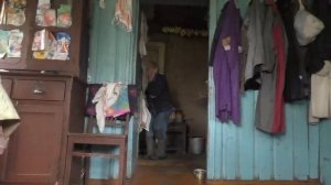 Бабушка живет одна в заброшенной деревне. Последняя жительница покинутой деревни. Бабушка отшельница