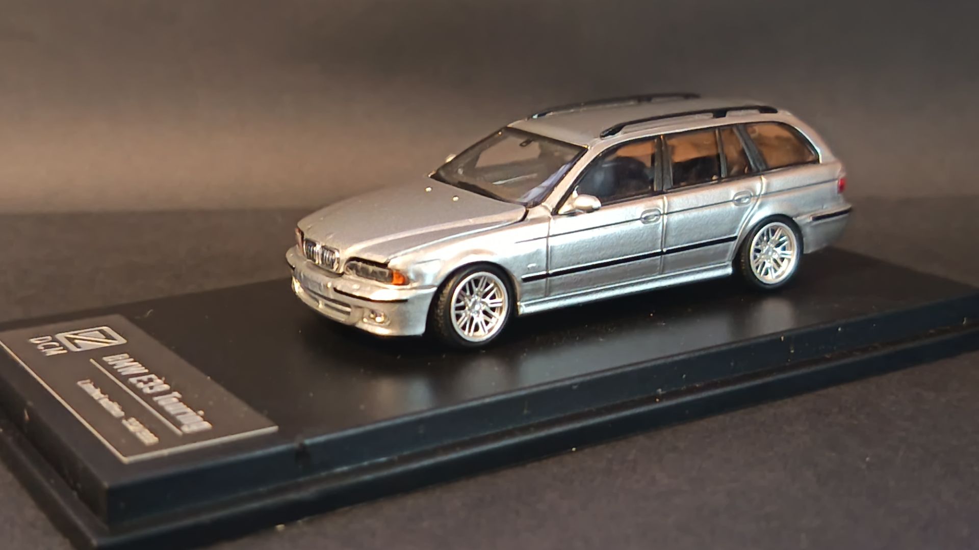 BMW E39 M5 от DCM в масштабе 1:64