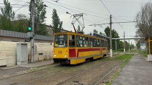 Трамвай КТМ-5М3 (71-605) №166 в Волжском, май 2026 года
