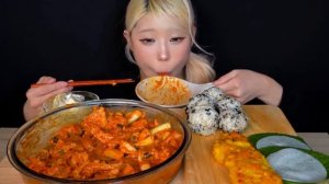 Кореянка ест острую жареную курицу. Мукбанг. орейцы едят на камеру. 🍣 большой сет