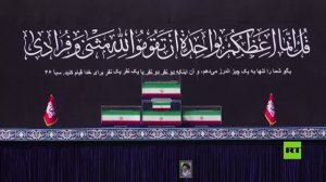 رايات الانتقام الحمراء ترفرف أثناء وداع الجماهير لجثمان علي خامنئي في مصلى الإمام الخميني بطهران
