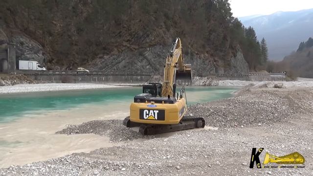 CATERPILLAR 336D EXCAVATOR DIGGING and Loading Gravel #excavator #caterpillar смотреть онлайн