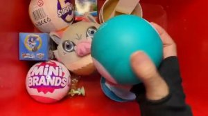 Распаковка 50 капсул с игрушками:  сюрпризы Mini Brands