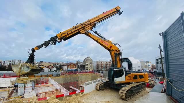 Экскаватор с телескопической рукоятью Liebherr R960 demolition смотреть онлайн