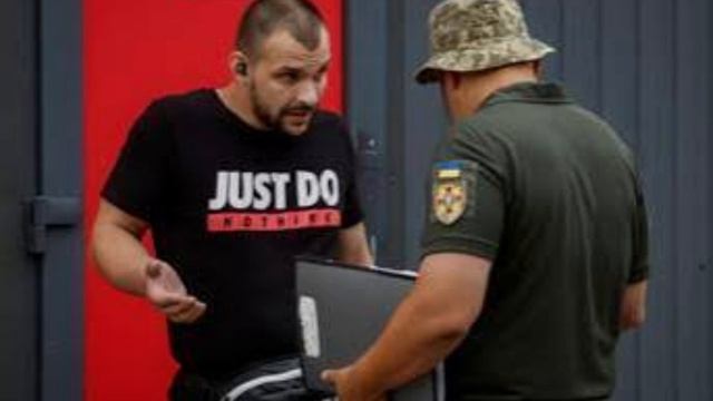 Хоккеистов Эдуарда Захарченко и Егора Безуглого мобилизовали прямо с катка