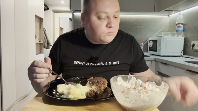 Пюрешка с котлетками мукбанг смотреть онлайн