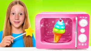 Настя с родителями играют вместе с гигантскими игрушками