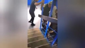 Каратели ТЦК уже не стесняются даже камер. Начинают по дороге на видео мочить.  Это что там такое тв