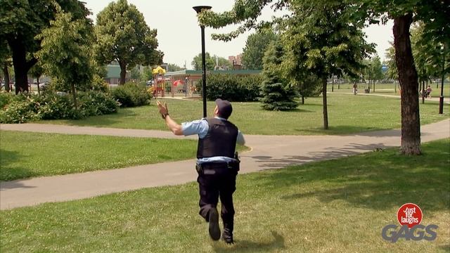 Девочек разыгрывают на пляже #Просто для смеха смотреть онлайн