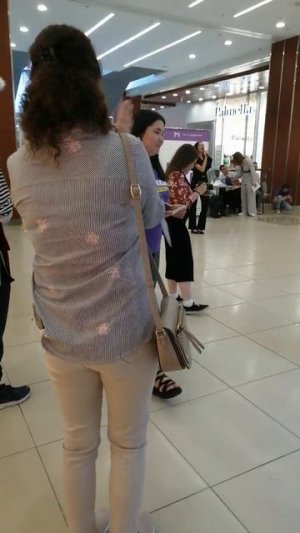 Девушка поёт :)