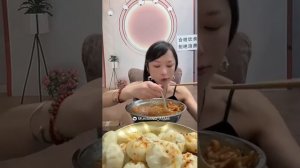 Китаянка ест бяозы. Мукбанг. Китайцы едят на камеру. 🔥 остро / очень остро