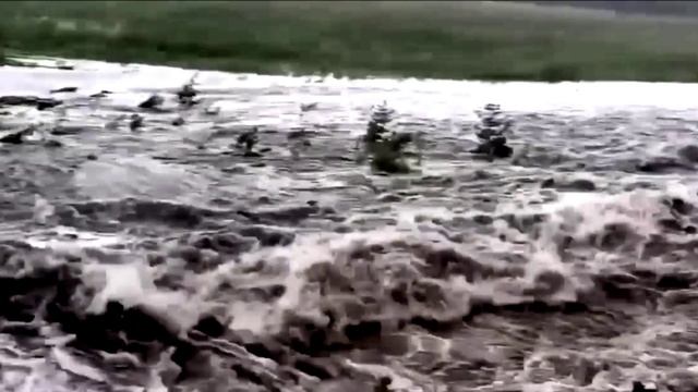 Потоком воды размыло дорогу в Челябинской области