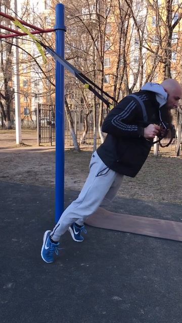 Jumping frog TRX (плиометрический фронтальный присед TRX)