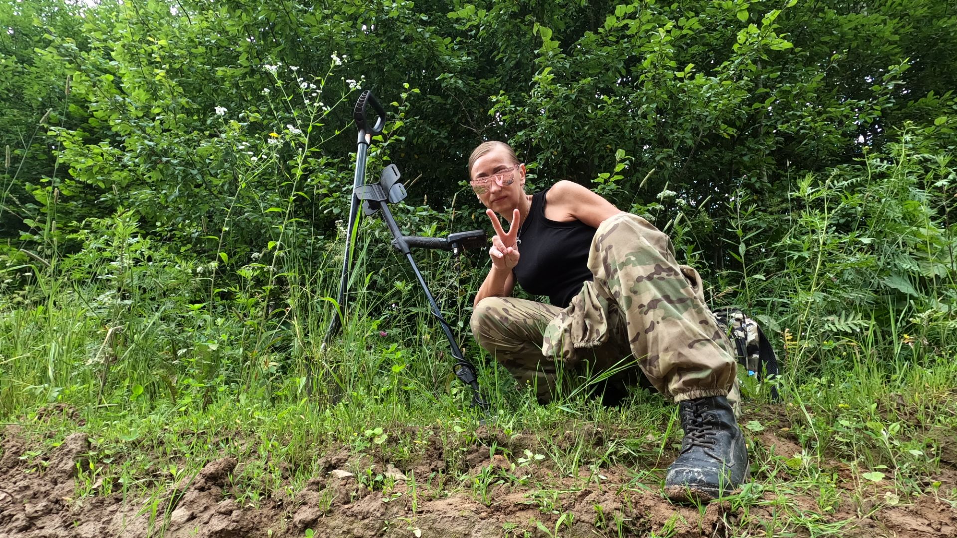 Сломала свой металлоискатель, получила хук в челюсть, хожу и грибы собираю! смотреть онлайн