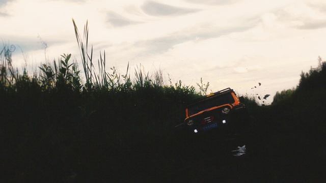 Бездорожье в грязи для полноприводного радиоуправляемого джипа Rubicon Yikong 4082 смотреть онлайн