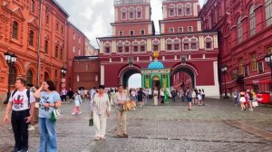 Москва Россия Тропическое лето и море цветов на Красной площади в самом сердце столицы