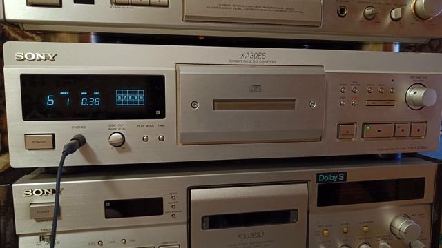 Плейер SONY CDP-XA30ES воспроизводит компакт-диск