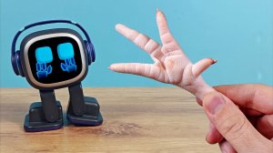 Что если показать роботу Emo странные предметы?