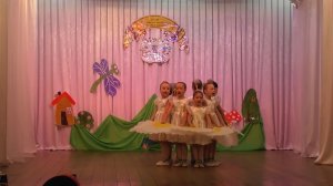Танцевальная композиция «Ромашковое поле»