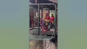 Люди отправляются на аттракционы и мгновенно сожалеют об этом. Забавные случаи на атракционах