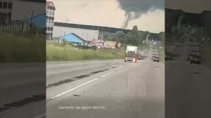 🌪️Торнадо бушует прямо сейчас в районе Петергофа