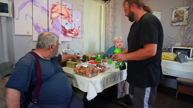 Выброшу продукты в мусор! Пенсионер купил продукты жене а она не довольна ВКУСНО КУШАЮ ПИЦЦУ Огород смотреть онлайн