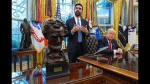 Трамп добавил себя на золотой бюст к четырем президентам США