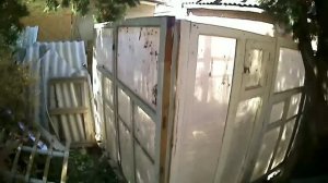 Курятник из всего, что было. С дверью и форточкой.
